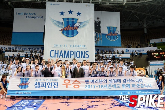 170330_IBK_우승_단체사진_01.jpg