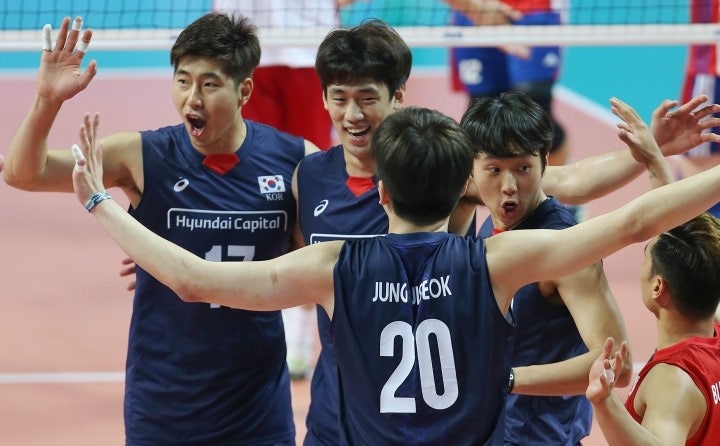TeamKoreacheerthemselvesafterwinthefourthsetduringWorldLeagueatJangChungGymi.jpg
