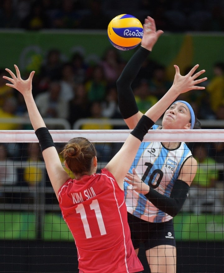 EmilceSosaofArgentinapreparestospikewhileKoreanSuJiKimjumpsinanattempttobloc.jpg