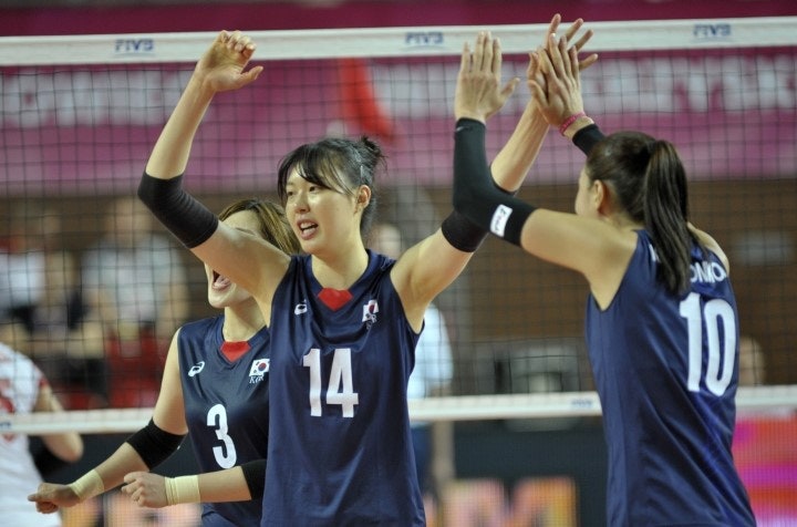 YeonKoungKimgivesYeonKoungKimahighfive.jpg